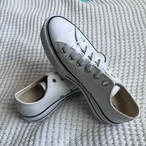 Brand new size 7.5 converse platforms